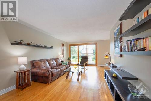 67 Woodmount Crescent, Ottawa, ON - Indoor Photo Showing Living Room