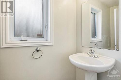 100 Marrissa Avenue, Ottawa, ON - Indoor Photo Showing Bathroom