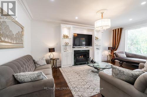 384 Kennedy Street W, Aurora (Aurora Highlands), ON - Indoor Photo Showing Living Room With Fireplace