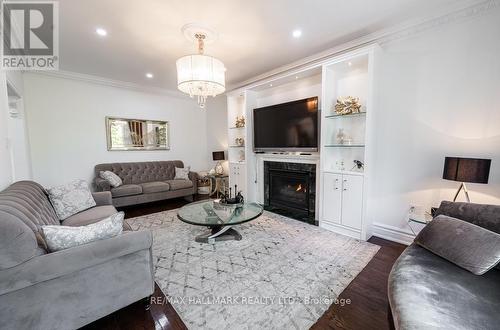 384 Kennedy Street W, Aurora (Aurora Highlands), ON - Indoor Photo Showing Living Room With Fireplace