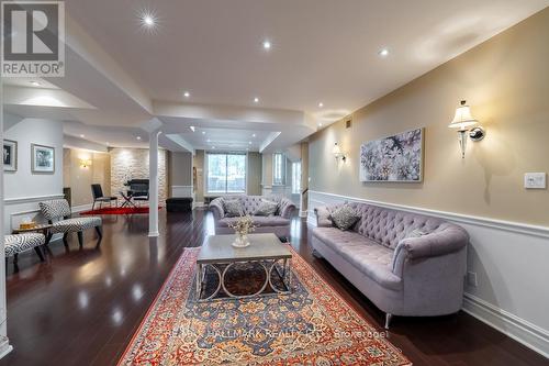 384 Kennedy Street W, Aurora (Aurora Highlands), ON - Indoor Photo Showing Living Room