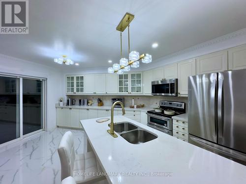 8 Stotts Crescent, Markham (Wismer), ON - Indoor Photo Showing Kitchen With Double Sink With Upgraded Kitchen