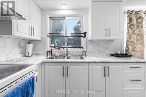 4517 Sussex Drive, Niagara Falls, ON - Indoor Photo Showing Kitchen With Double Sink