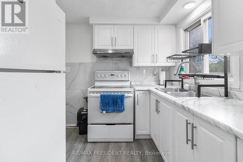 4517 Sussex Drive, Niagara Falls, ON - Indoor Photo Showing Kitchen With Double Sink