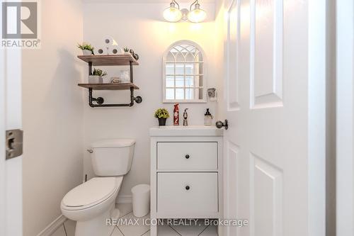 79 English Lane, Brantford, ON - Indoor Photo Showing Bathroom