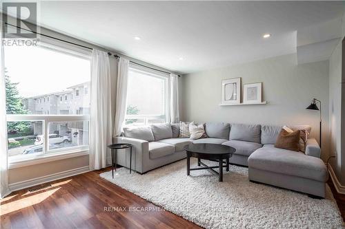 13 - 1155 Paramount Drive, Hamilton (Stoney Creek Mountain), ON - Indoor Photo Showing Living Room