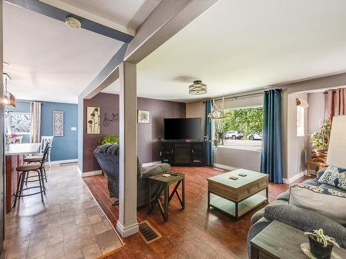 2621 5Th Ave, Castlegar, BC - Indoor Photo Showing Living Room