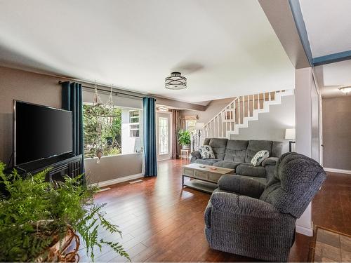 2621 5Th Ave, Castlegar, BC - Indoor Photo Showing Living Room