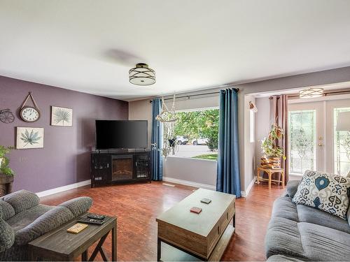 2621 5Th Ave, Castlegar, BC - Indoor Photo Showing Living Room