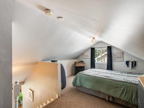 2621 5Th Ave, Castlegar, BC - Indoor Photo Showing Bedroom