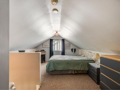 2621 5Th Ave, Castlegar, BC - Indoor Photo Showing Bedroom