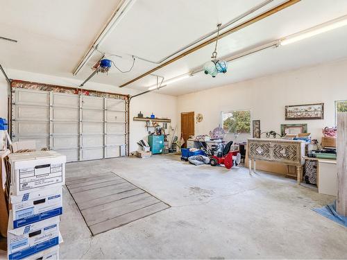 2621 5Th Ave, Castlegar, BC - Indoor Photo Showing Garage