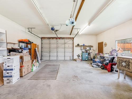 2621 5Th Ave, Castlegar, BC - Indoor Photo Showing Garage