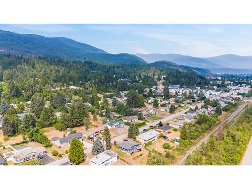 2621 5Th Ave, Castlegar, BC - Outdoor With View