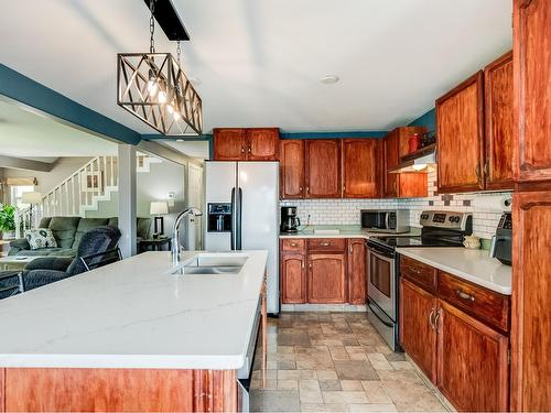 2621 5Th Ave, Castlegar, BC - Indoor Photo Showing Kitchen With Double Sink