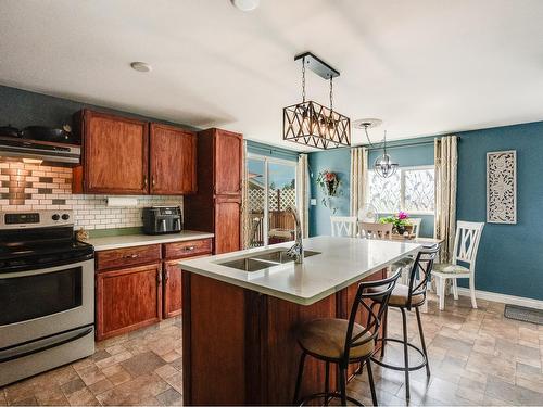 2621 5Th Ave, Castlegar, BC - Indoor Photo Showing Kitchen With Double Sink