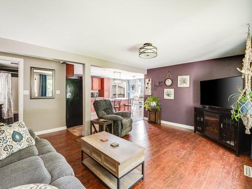 2621 5Th Ave, Castlegar, BC - Indoor Photo Showing Living Room