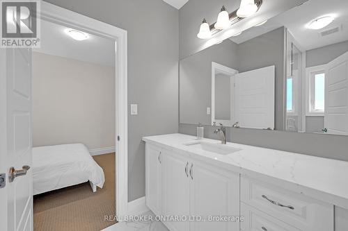 3298 Rattlesnake Path, Oakville (Uptown Core), ON - Indoor Photo Showing Bathroom