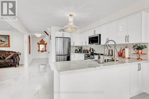 238 Bristol Road, Newmarket (Bristol-London), ON - Indoor Photo Showing Kitchen With Upgraded Kitchen