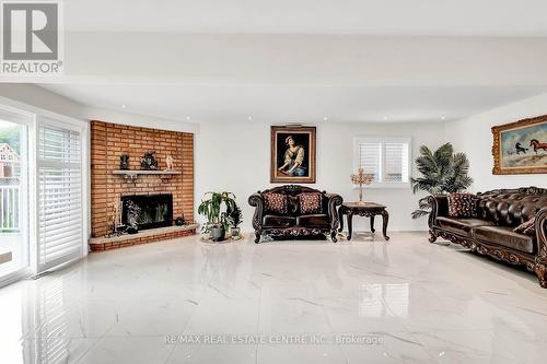 238 Bristol Road, Newmarket (Bristol-London), ON - Indoor Photo Showing Living Room With Fireplace