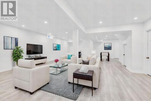 238 Bristol Road, Newmarket, ON - Indoor Photo Showing Living Room