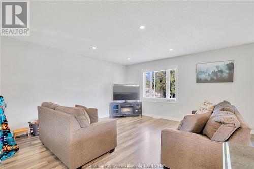 239 Walnut Street West, Bothwell, ON - Indoor Photo Showing Living Room