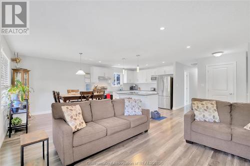 239 Walnut Street West, Bothwell, ON - Indoor Photo Showing Living Room