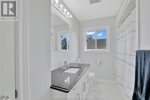 239 Walnut Street West, Bothwell, ON - Indoor Photo Showing Bathroom