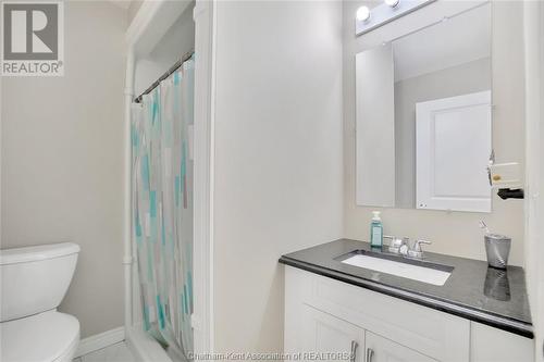 239 Walnut Street West, Bothwell, ON - Indoor Photo Showing Bathroom