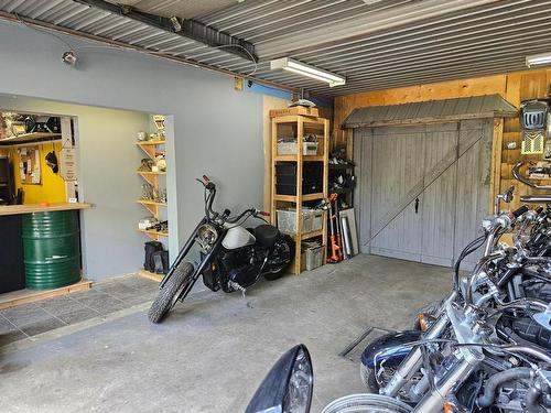 Commerce - 18 Rue Marineau, Saint-Joseph-Du-Lac, QC - Indoor Photo Showing Garage