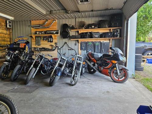 Commerce - 18 Rue Marineau, Saint-Joseph-Du-Lac, QC - Indoor Photo Showing Garage