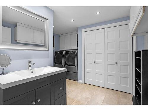 Bathroom - 1613 Ch. Du Village, Saint-Adolphe-D'Howard, QC - Indoor Photo Showing Laundry Room