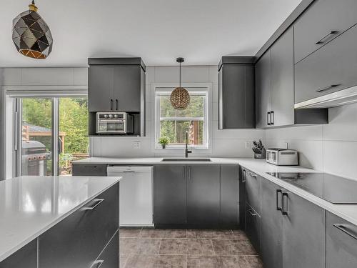 Cuisine - 137 Rue Des Mélèzes, Fossambault-Sur-Le-Lac, QC - Indoor Photo Showing Kitchen With Upgraded Kitchen