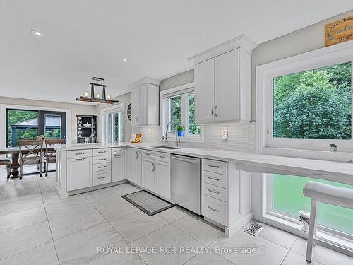 25 Wolf Cres, Caledon, ON - Indoor Photo Showing Kitchen