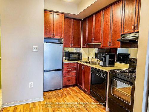 407-5150 Winston Churchill Blvd, Mississauga, ON - Indoor Photo Showing Kitchen