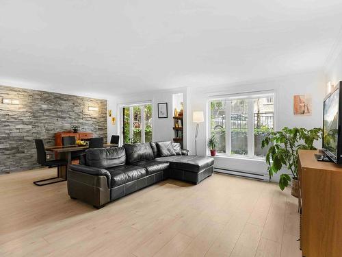 Salon - 2-5320 Rue St-Dominique, Montréal (Le Plateau-Mont-Royal), QC - Indoor Photo Showing Living Room