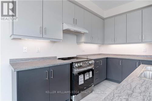 419 Vanilla Trail, Thorold, ON - Indoor Photo Showing Kitchen With Double Sink