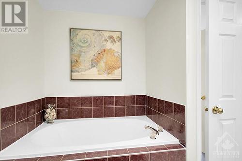 Large soaker tub - 87 Mullcraft Crescent, Ottawa, ON - Indoor Photo Showing Bathroom