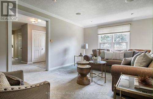 317 Prince Of Wales Drive, Whitby (Blue Grass Meadows), ON - Indoor Photo Showing Living Room