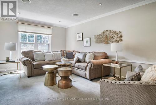 317 Prince Of Wales Drive, Whitby (Blue Grass Meadows), ON - Indoor Photo Showing Living Room