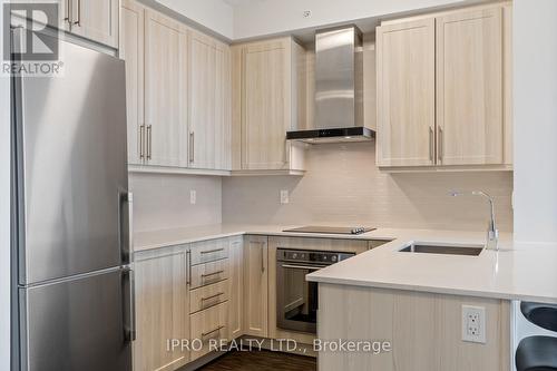 1606 - 2093 Fairview Street, Burlington (Brant), ON - Indoor Photo Showing Kitchen With Upgraded Kitchen