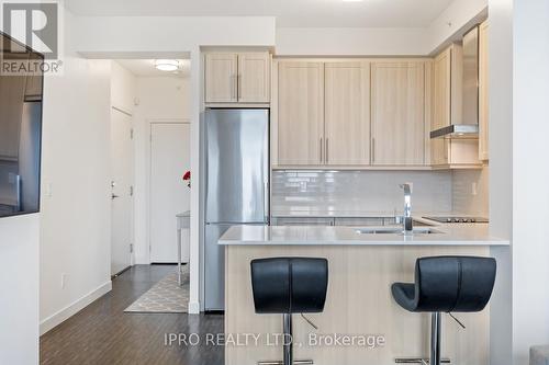 1606 - 2093 Fairview Street, Burlington (Brant), ON - Indoor Photo Showing Kitchen