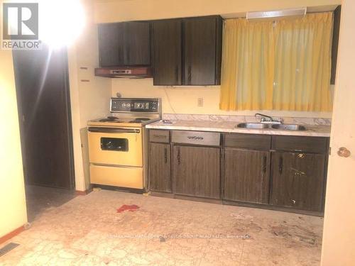 2662 Kinnerton Crescent, Mississauga (Sheridan), ON - Indoor Photo Showing Kitchen With Double Sink