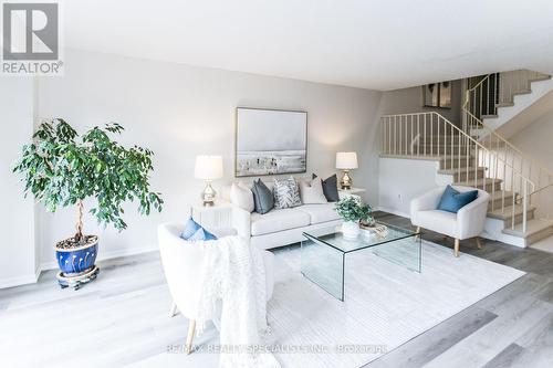 6309 Starfield Crescent, Mississauga (Meadowvale), ON - Indoor Photo Showing Living Room