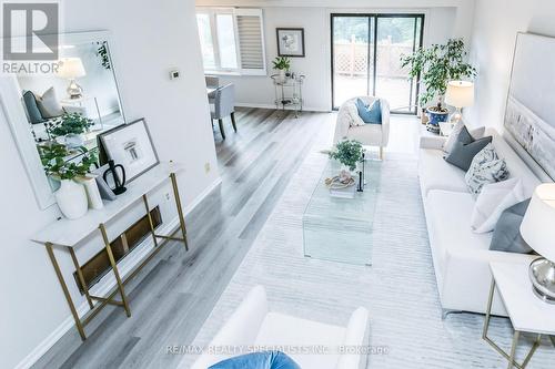 6309 Starfield Crescent, Mississauga, ON - Indoor Photo Showing Living Room