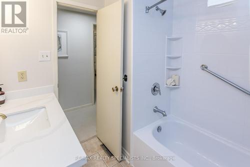 6309 Starfield Crescent, Mississauga, ON - Indoor Photo Showing Bathroom