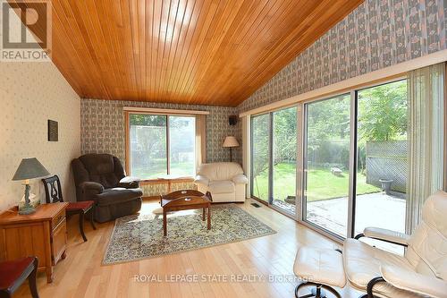 217 Grant Avenue, Hamilton (Stinson), ON - Indoor Photo Showing Living Room