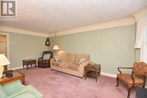 217 Grant Avenue, Hamilton (Stinson), ON - Indoor Photo Showing Living Room