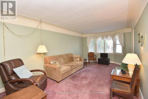 217 Grant Avenue, Hamilton (Stinson), ON - Indoor Photo Showing Living Room