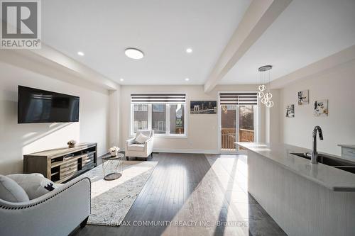 125 Jim Mortson Drive, East Gwillimbury, ON - Indoor Photo Showing Living Room